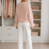 sweter pudrowy róż z rękawem dzwoneczkiem